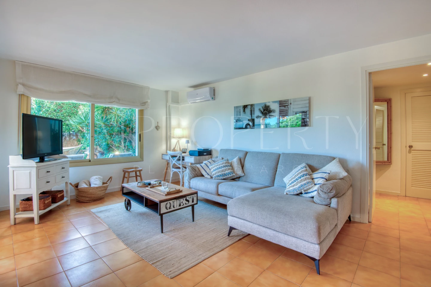 Apartamento con terraza y vistas al mar