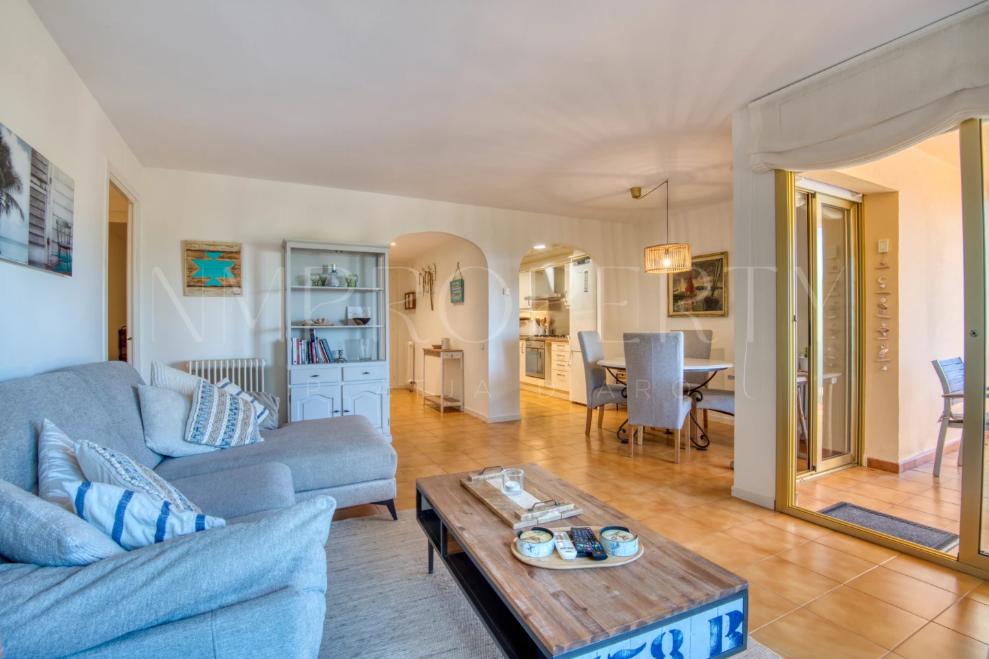 Apartamento con terraza y vistas al mar