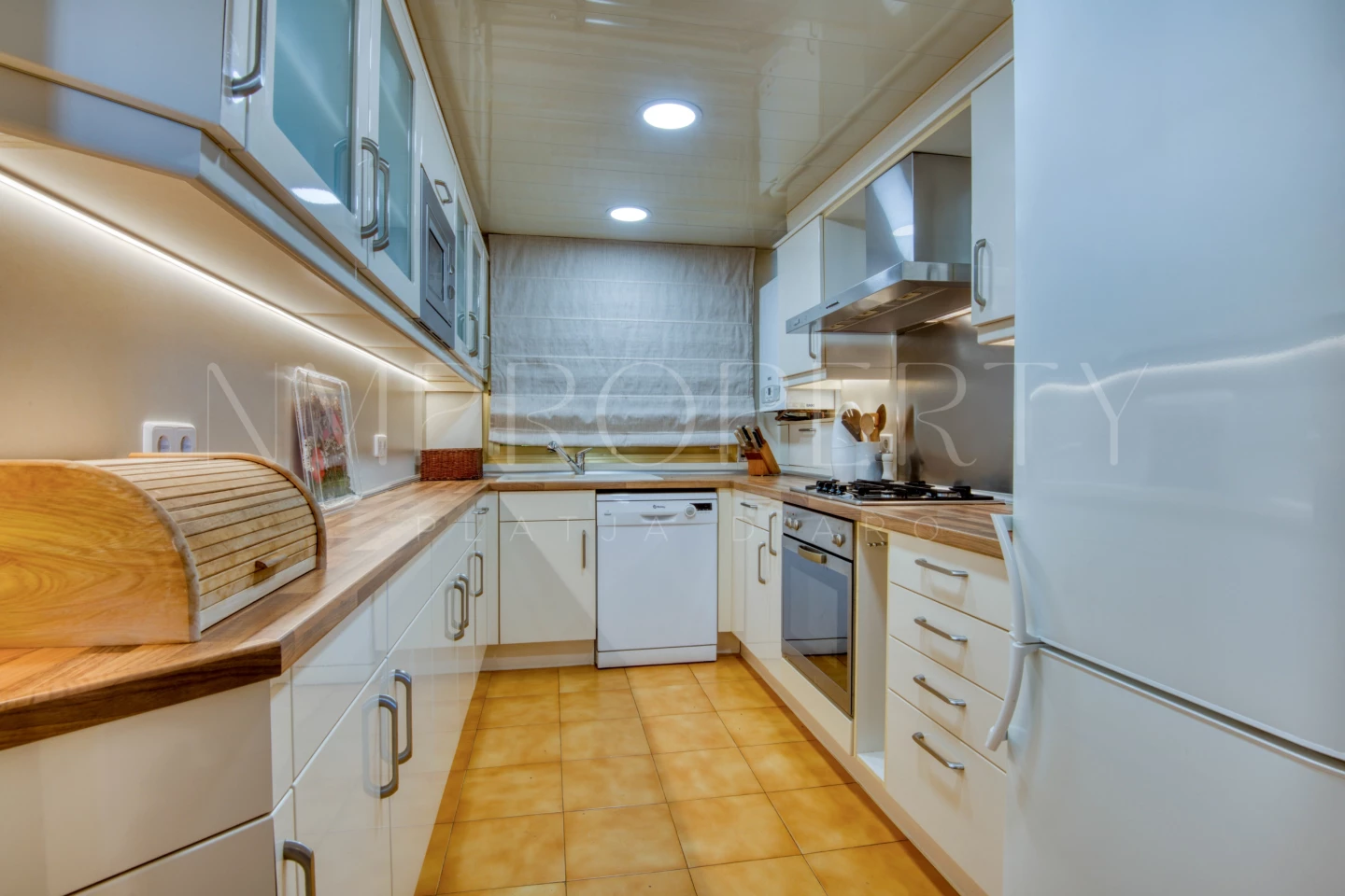 Apartamento con terraza y vistas al mar