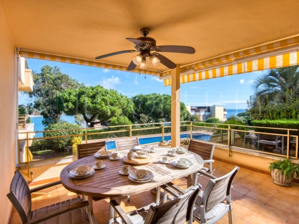 Apartamento con terraza y vistas al mar