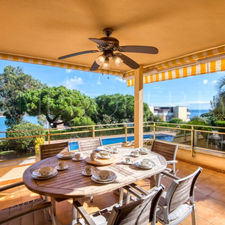Apartamento con terraza y vistas al mar
