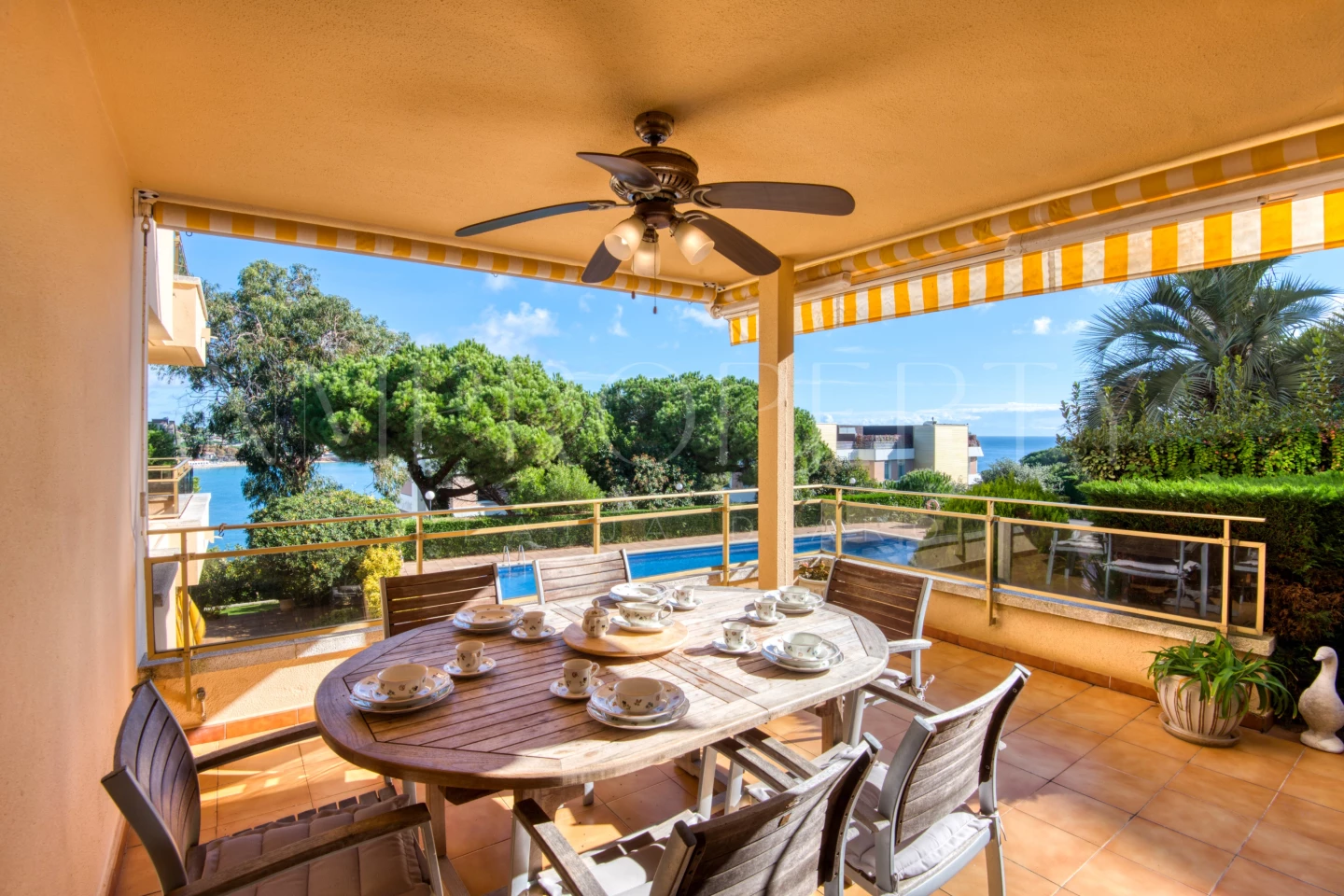 Apartamento con terraza y vistas al mar