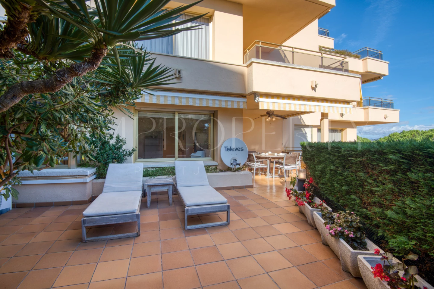 Apartamento con terraza y vistas al mar