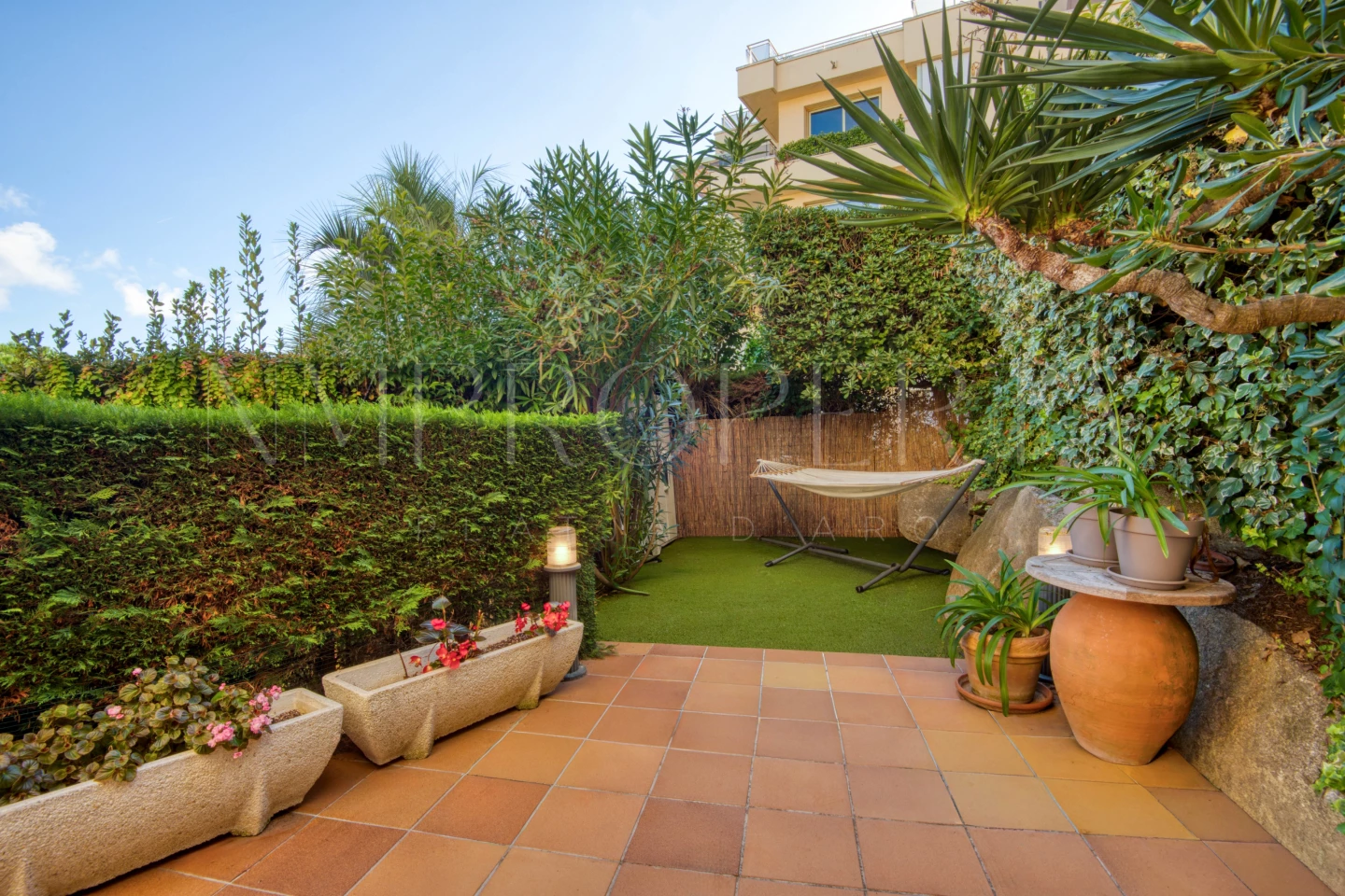 Apartamento con terraza y vistas al mar