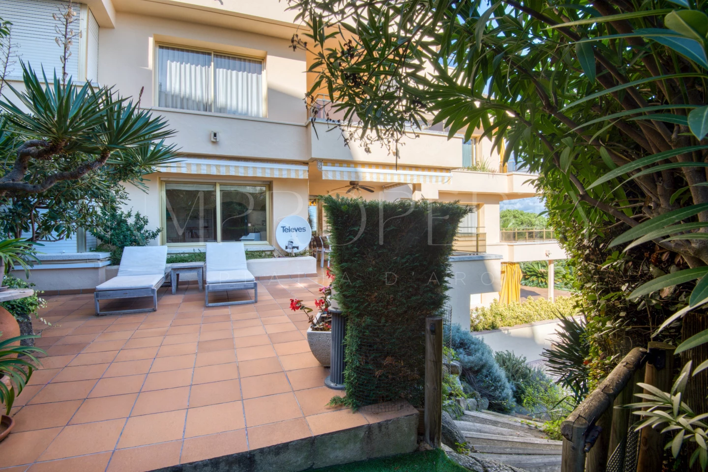 Apartamento con terraza y vistas al mar