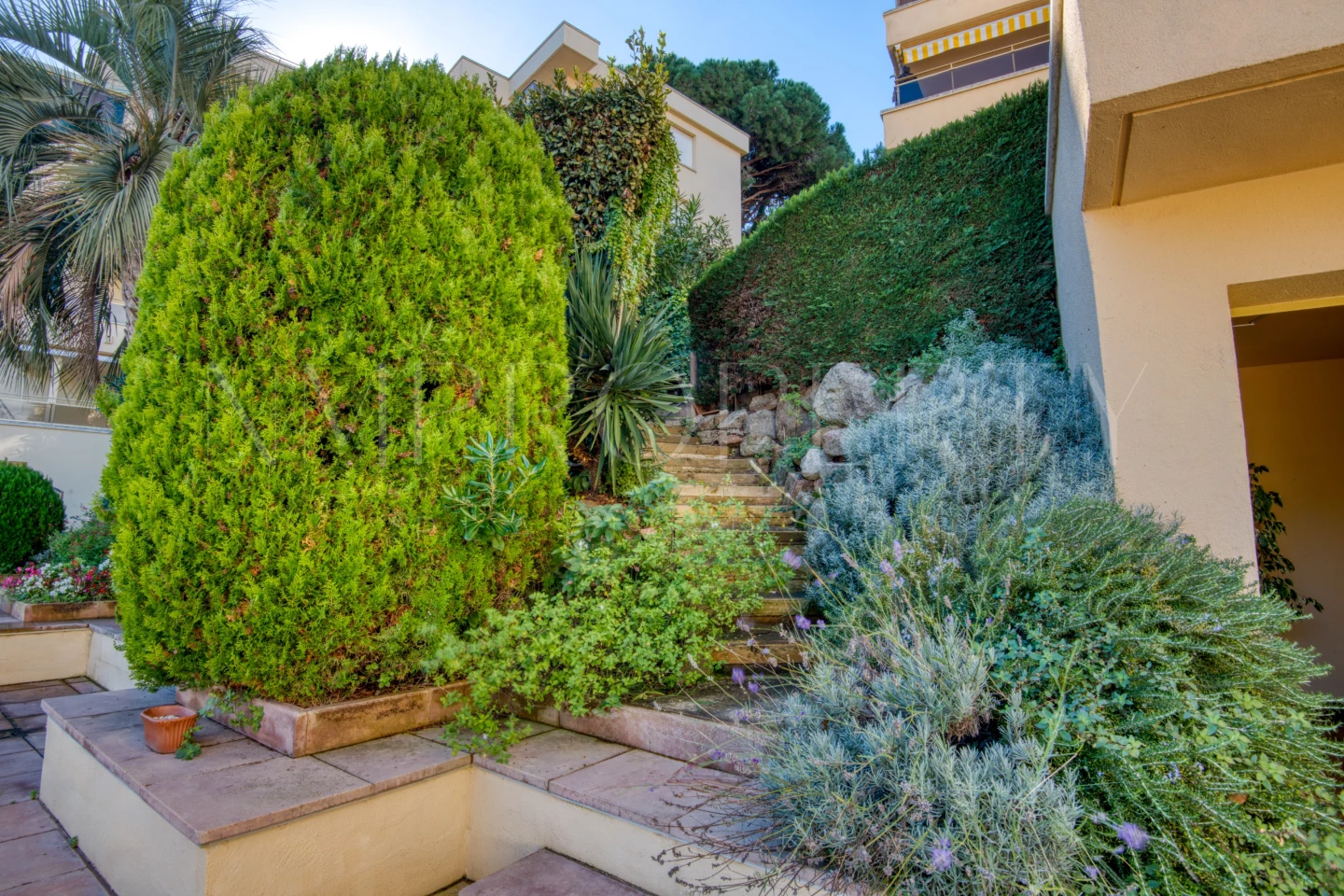 Apartamento con terraza y vistas al mar