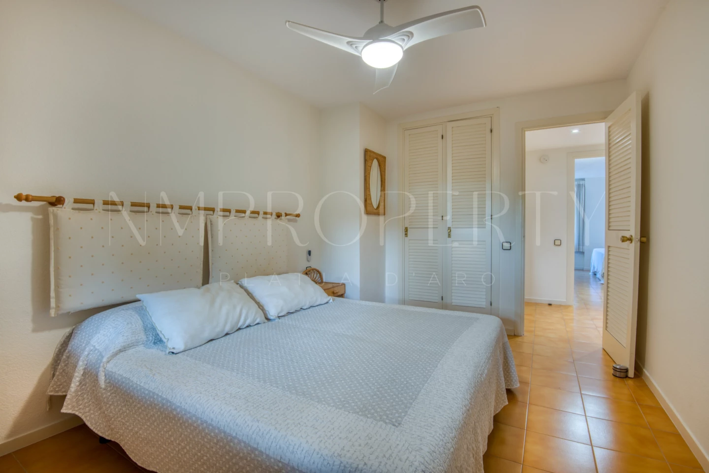 Apartamento con terraza y vistas al mar