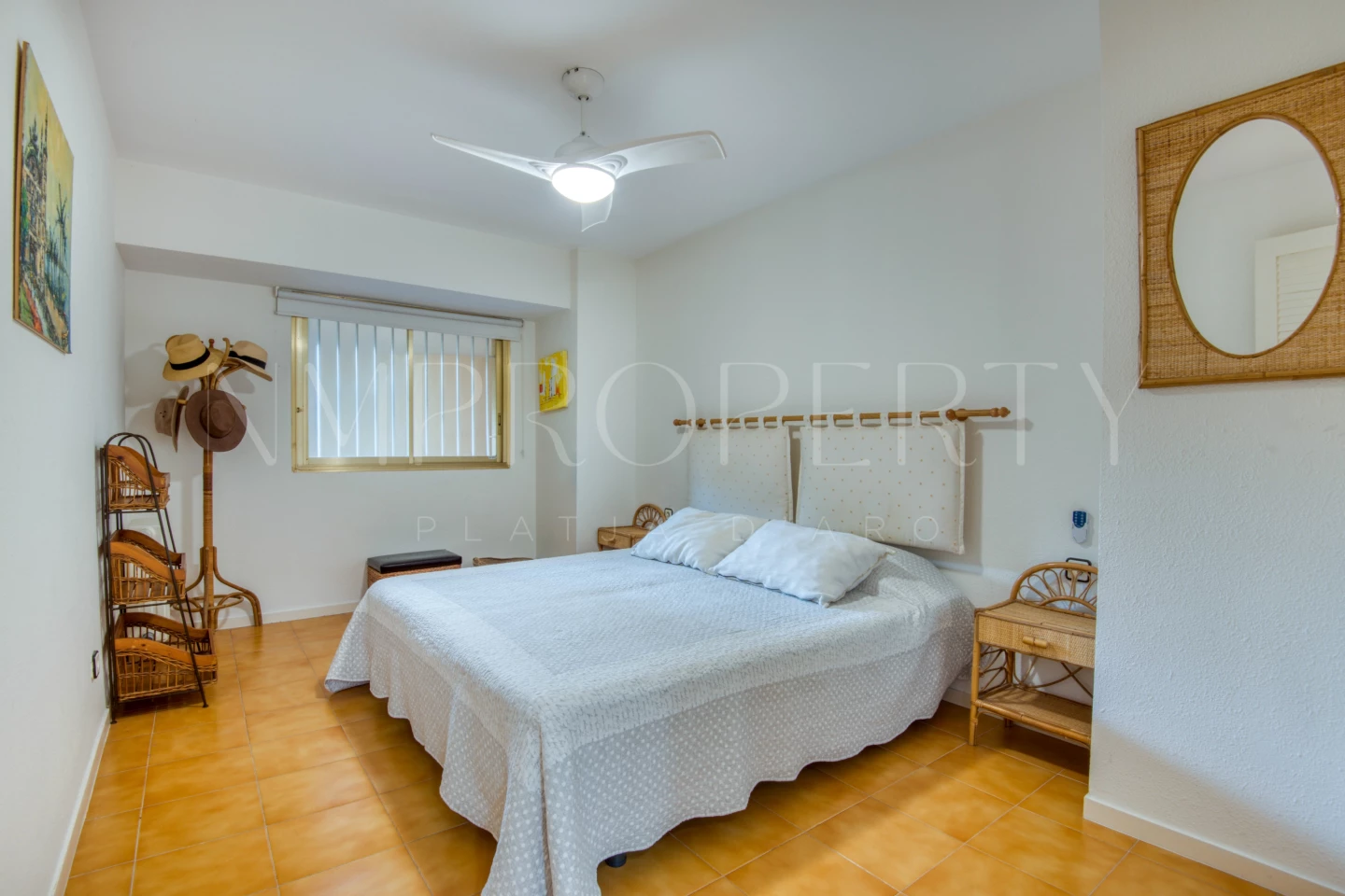 Apartamento con terraza y vistas al mar