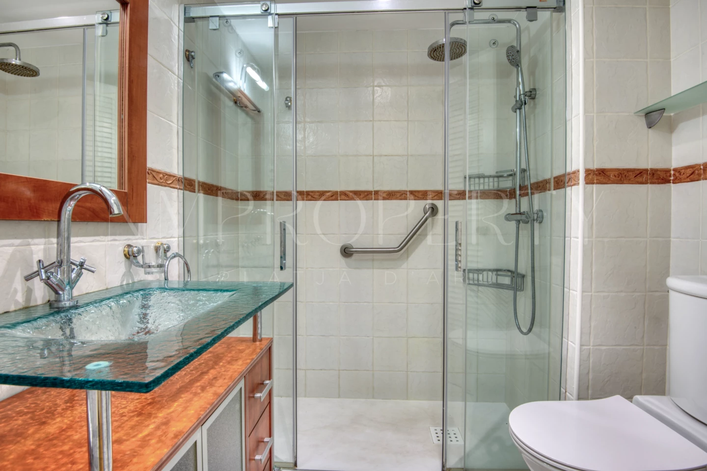 Apartamento con terraza y vistas al mar
