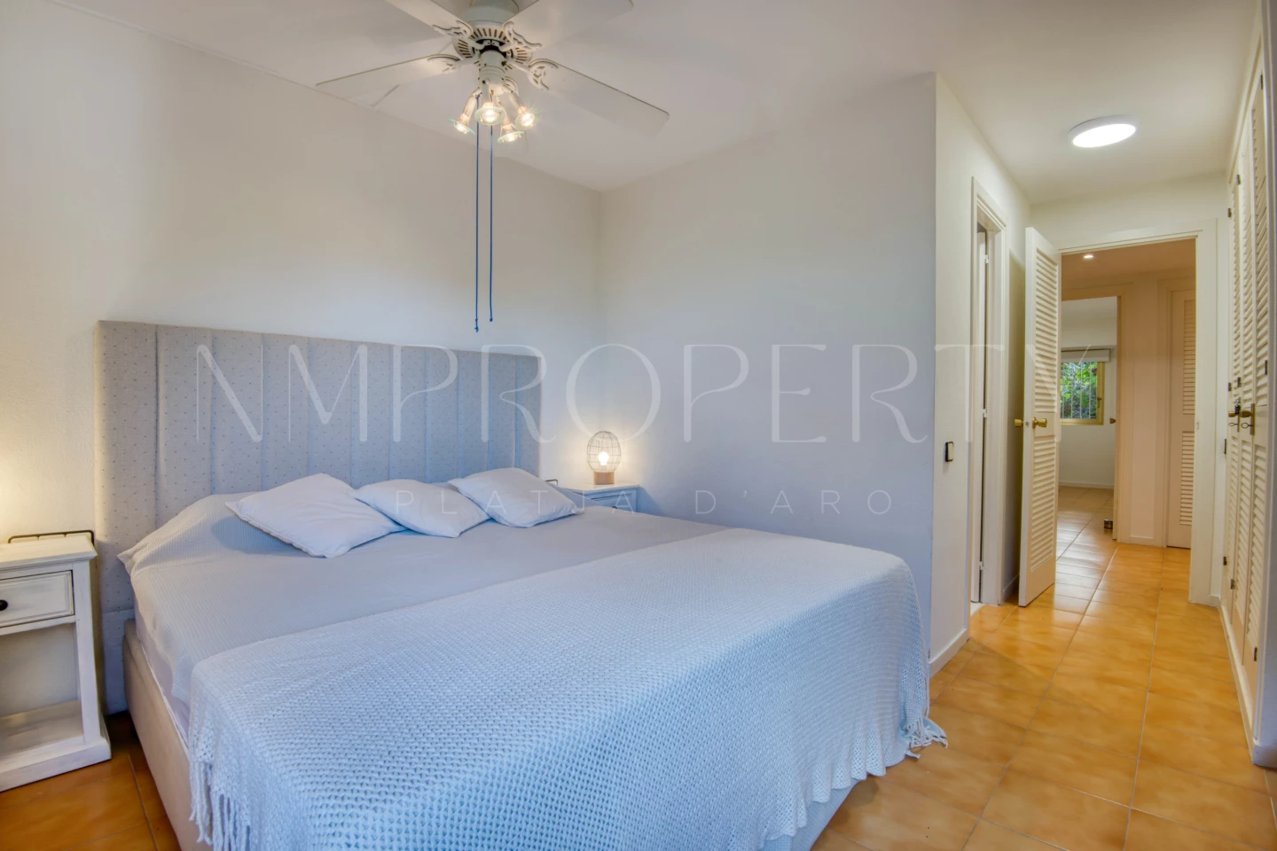 Apartamento con terraza y vistas al mar