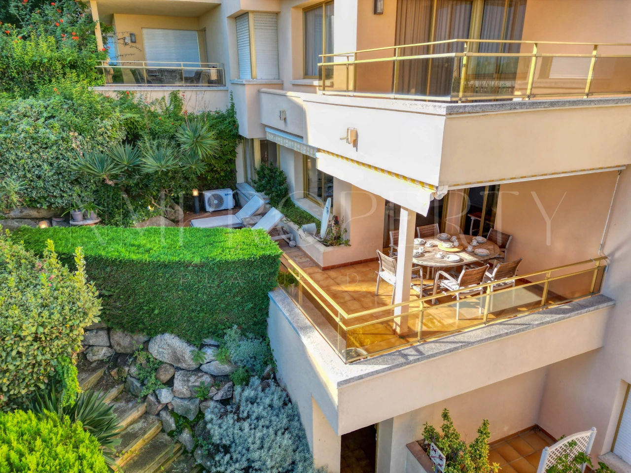Apartamento con terraza y vistas al mar
