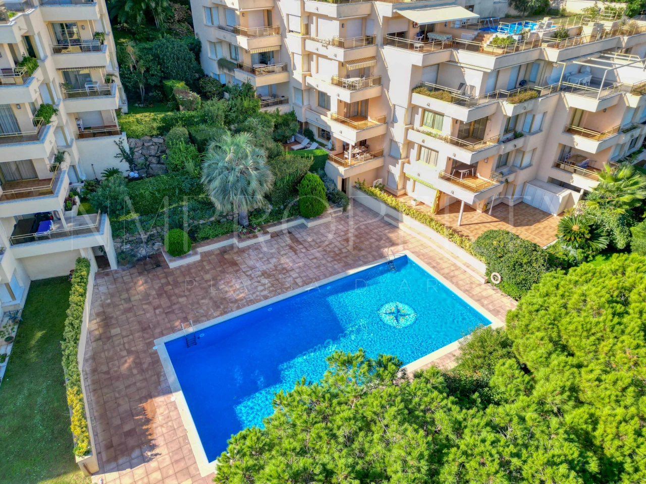 Apartamento con terraza y vistas al mar