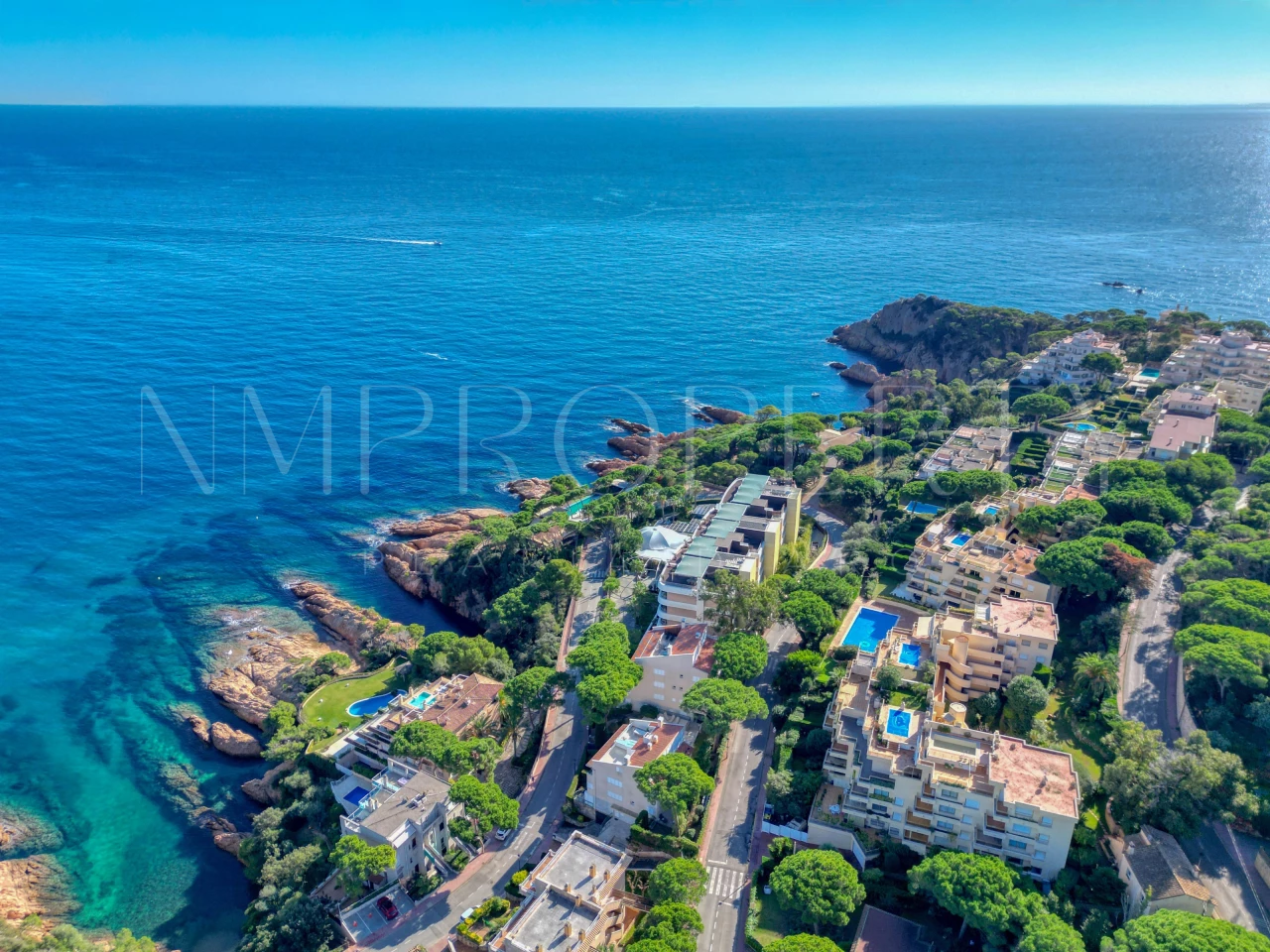 Apartamento con terraza y vistas al mar