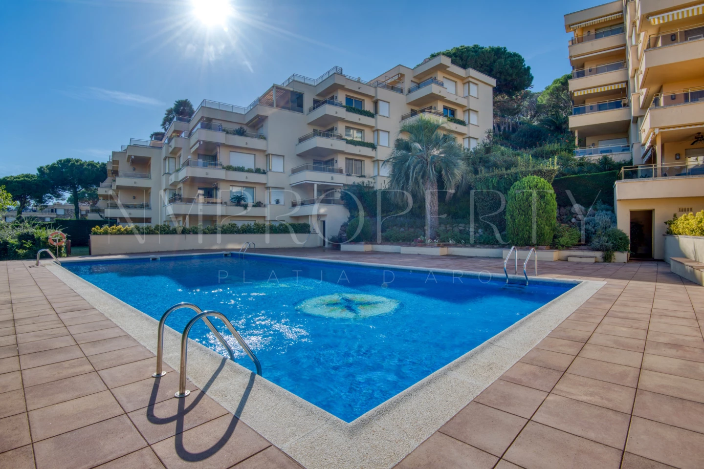 Apartamento con terraza y vistas al mar