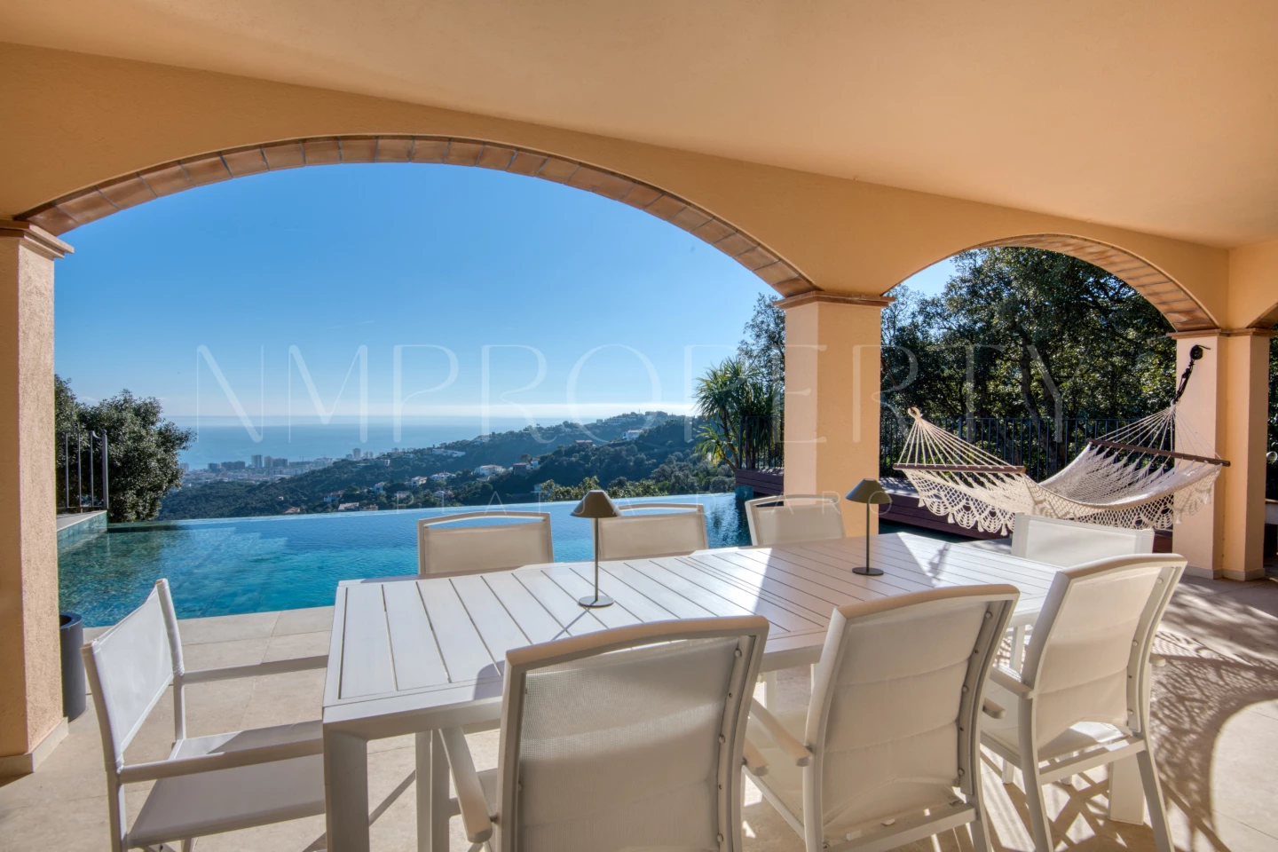 Villa de lujo en alquiler temporal con vistas infinitas al mar
