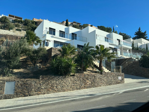 Residencia de lujo con vistas panorámicas al mar en Roses — diseño exclusivo y esencia mediterránea