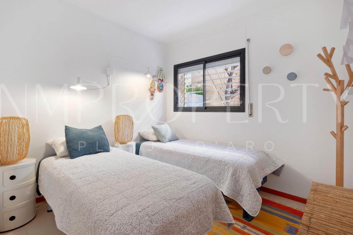 Casa adosada con vistas al mar, 3 suites, terrazas, solárium y piscina comunitaria