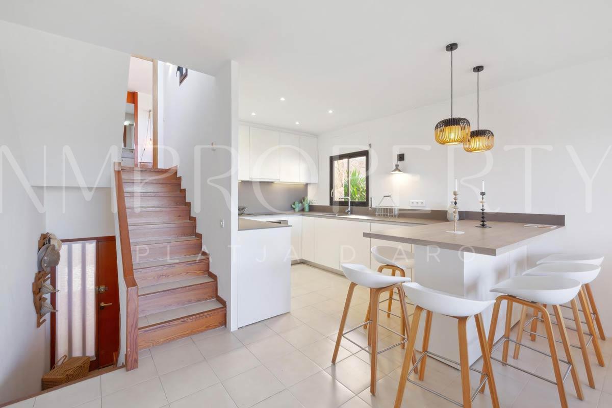 Casa adosada con vistas al mar, 3 suites, terrazas, solárium y piscina comunitaria