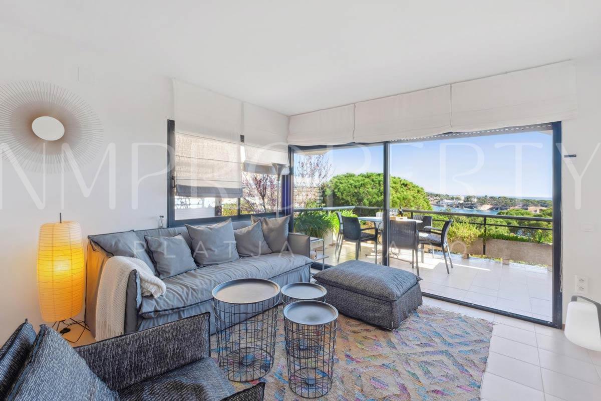 Casa adosada con vistas al mar, 3 suites, terrazas, solárium y piscina comunitaria