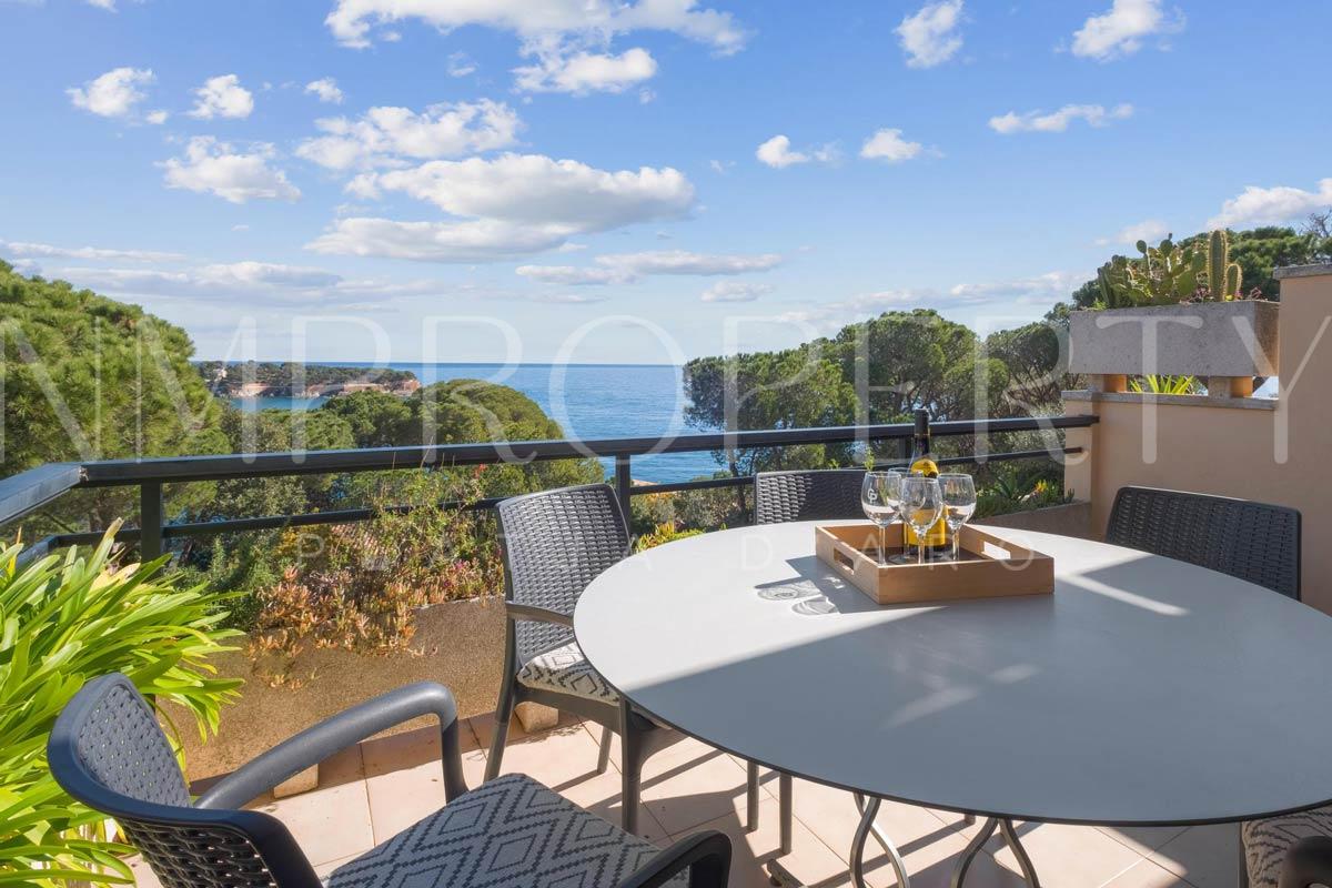 Casa adosada con vistas al mar, 3 suites, terrazas, solárium y piscina comunitaria