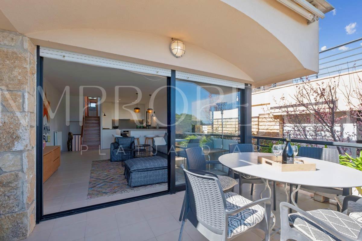 Casa adosada con vistas al mar, 3 suites, terrazas, solárium y piscina comunitaria