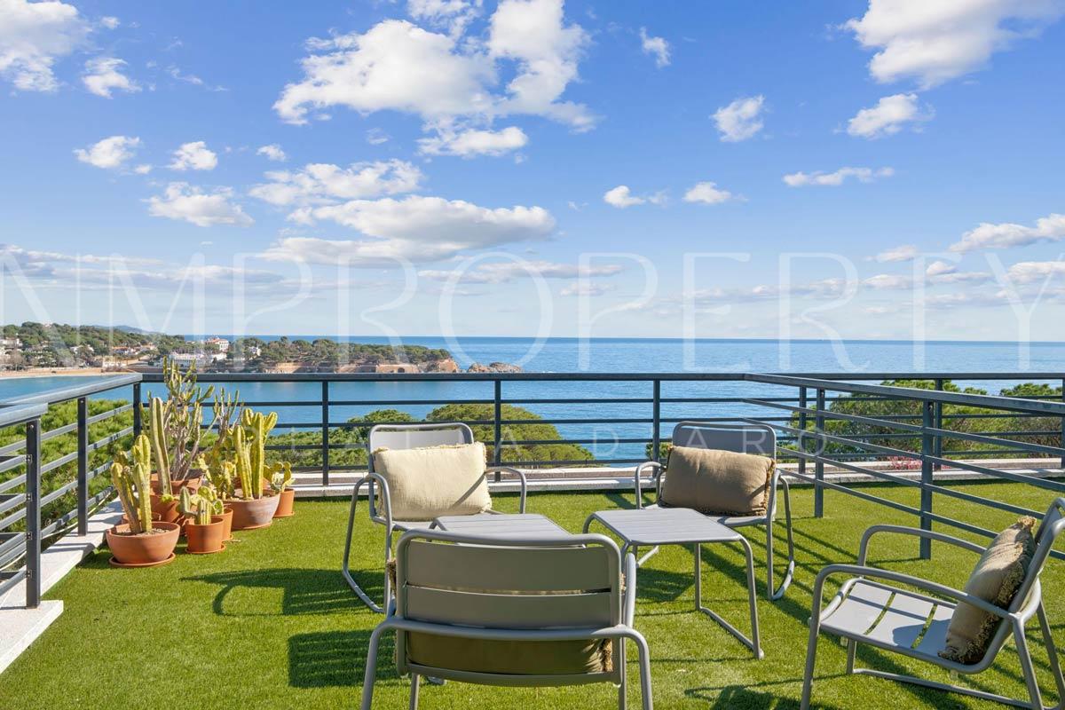Casa adosada con vistas al mar, 3 suites, terrazas, solárium y piscina comunitaria