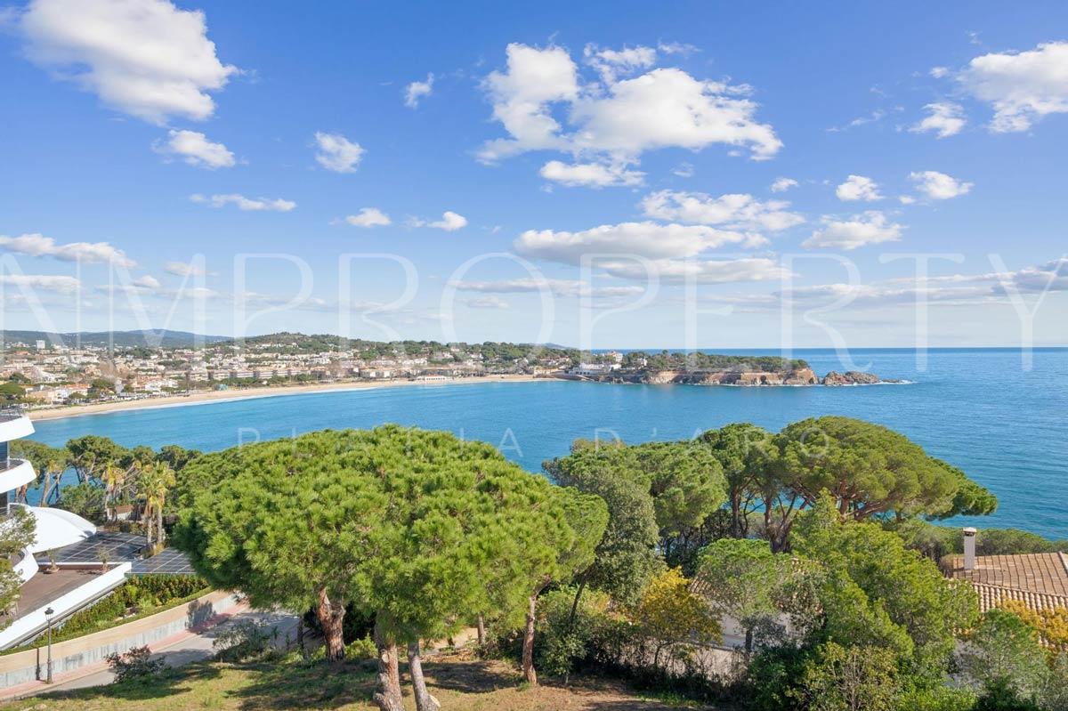 Casa adosada con vistas al mar, 3 suites, terrazas, solárium y piscina comunitaria