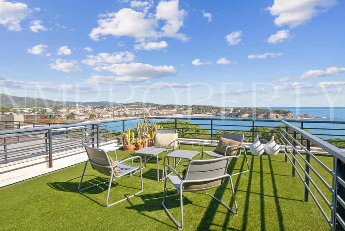Casa adosada con vistas al mar, 3 suites, terrazas, solárium y piscina comunitaria