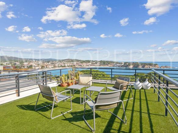 Casa adosada con vistas al mar, 3 suites, terrazas, solárium y piscina comunitaria