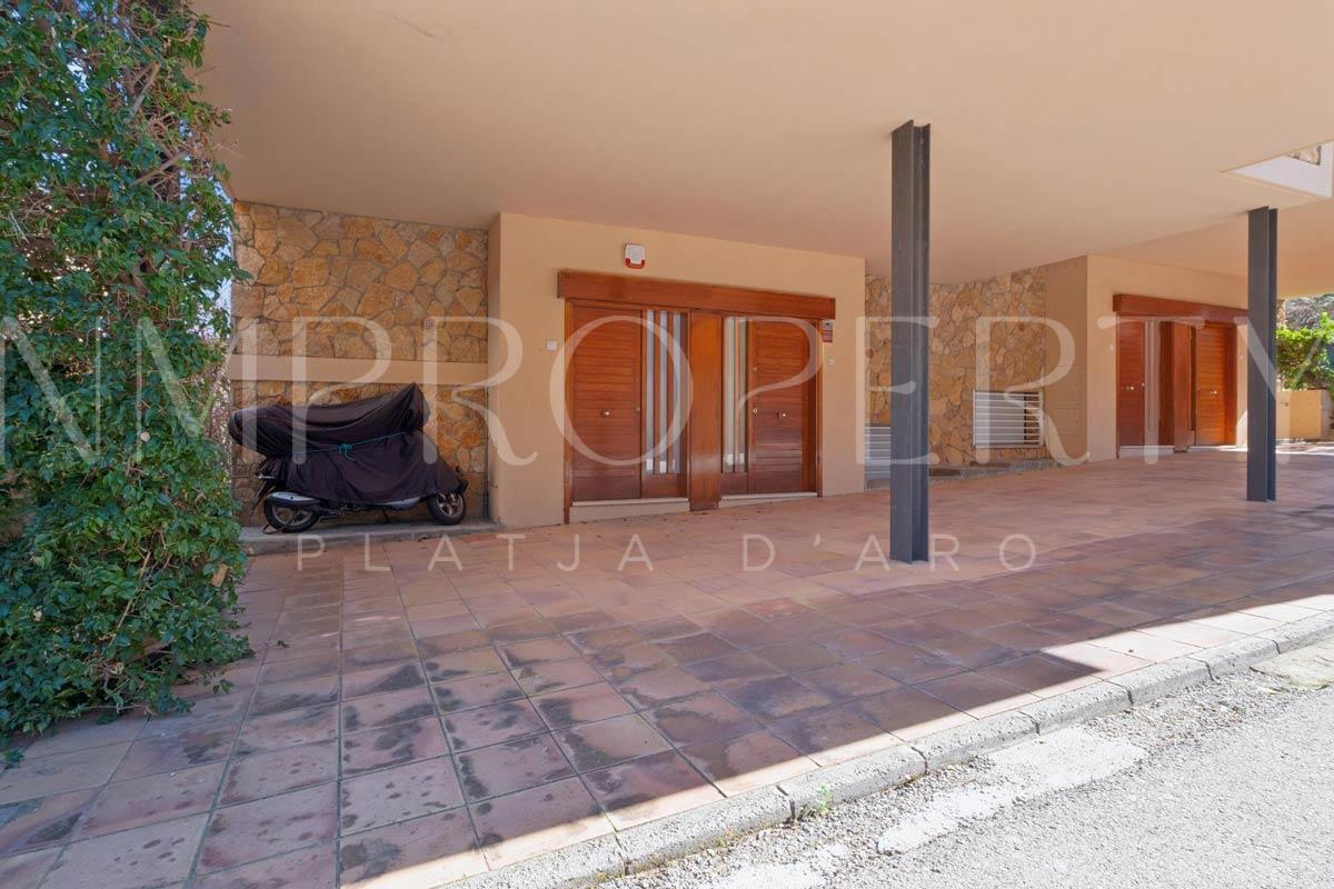 Casa adosada con vistas al mar, 3 suites, terrazas, solárium y piscina comunitaria