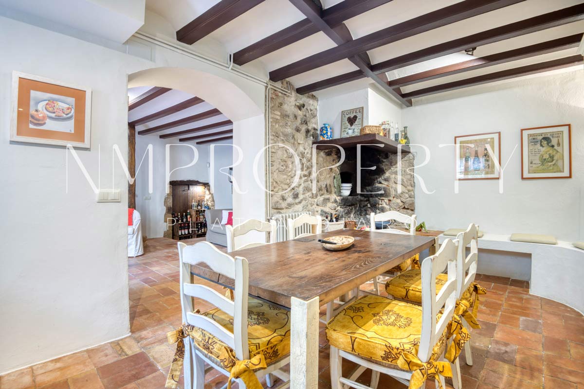 Chalet rústico con jardín, terraza panorámica y garaje a minutos de la playa