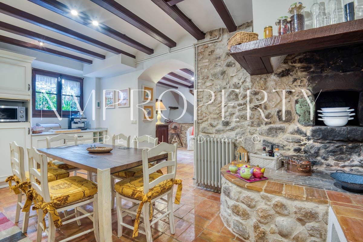 Chalet rústico con jardín, terraza panorámica y garaje a minutos de la playa