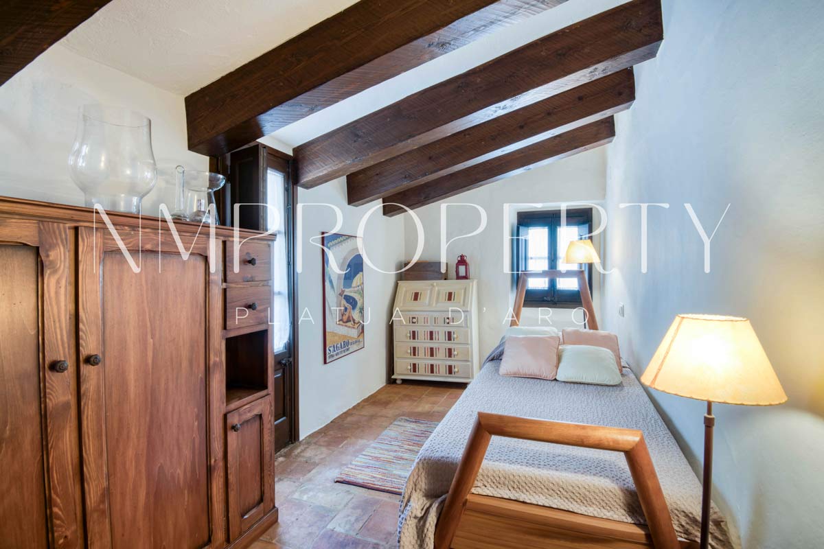 Chalet rústico con jardín, terraza panorámica y garaje a minutos de la playa