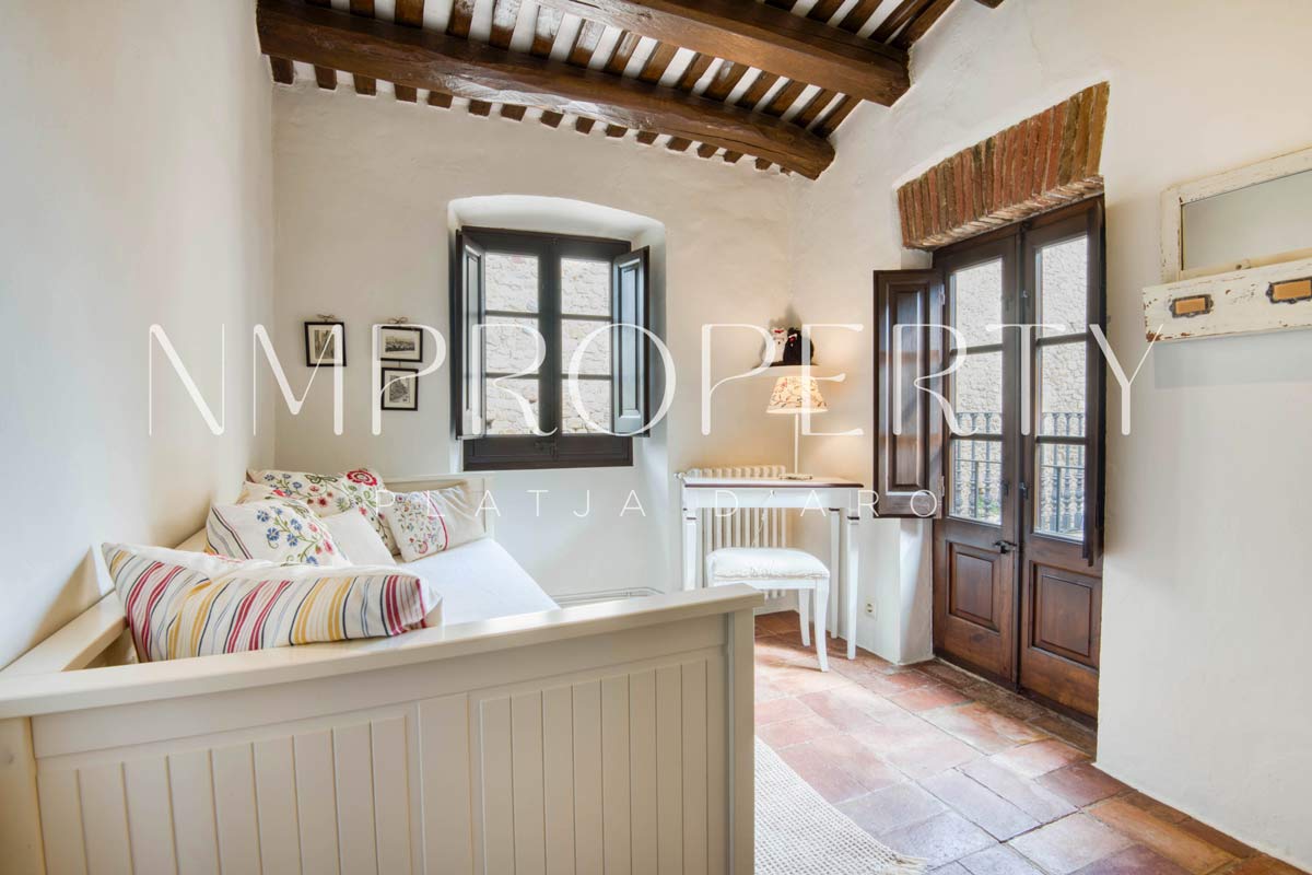 Chalet rústico con jardín, terraza panorámica y garaje a minutos de la playa