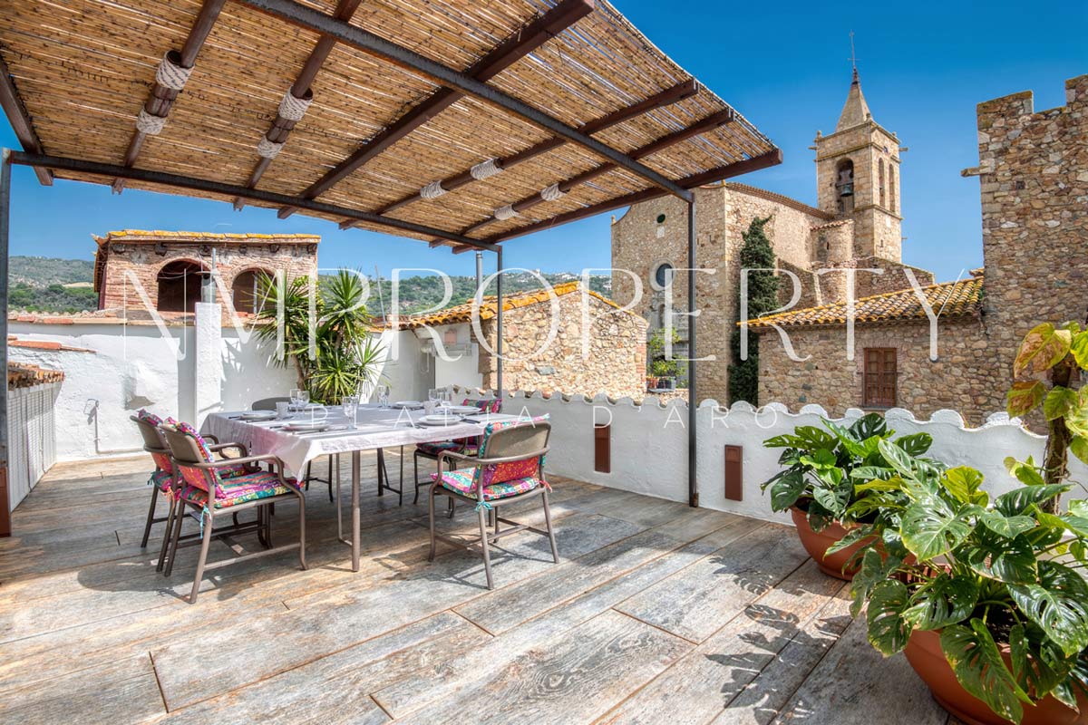 Chalet rústico con jardín, terraza panorámica y garaje a minutos de la playa