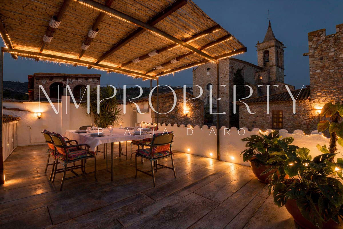 Chalet rústico con jardín, terraza panorámica y garaje a minutos de la playa