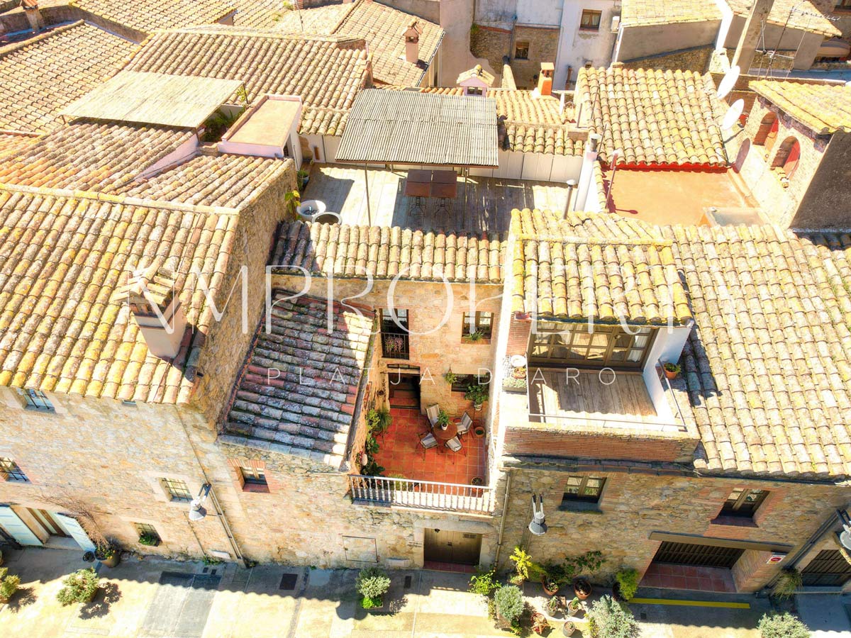 Chalet rústico con jardín, terraza panorámica y garaje a minutos de la playa