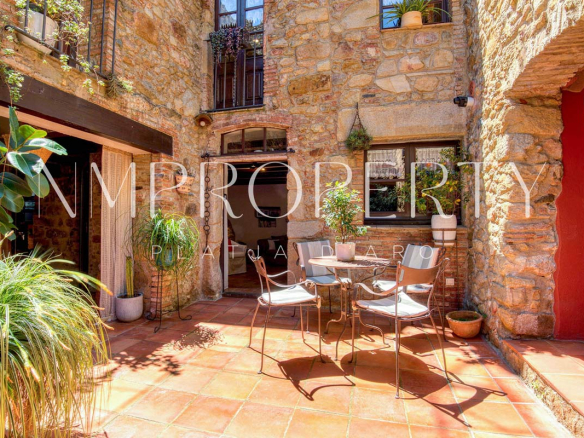 Chalet rústico con jardín, terraza panorámica y garaje a minutos de la playa