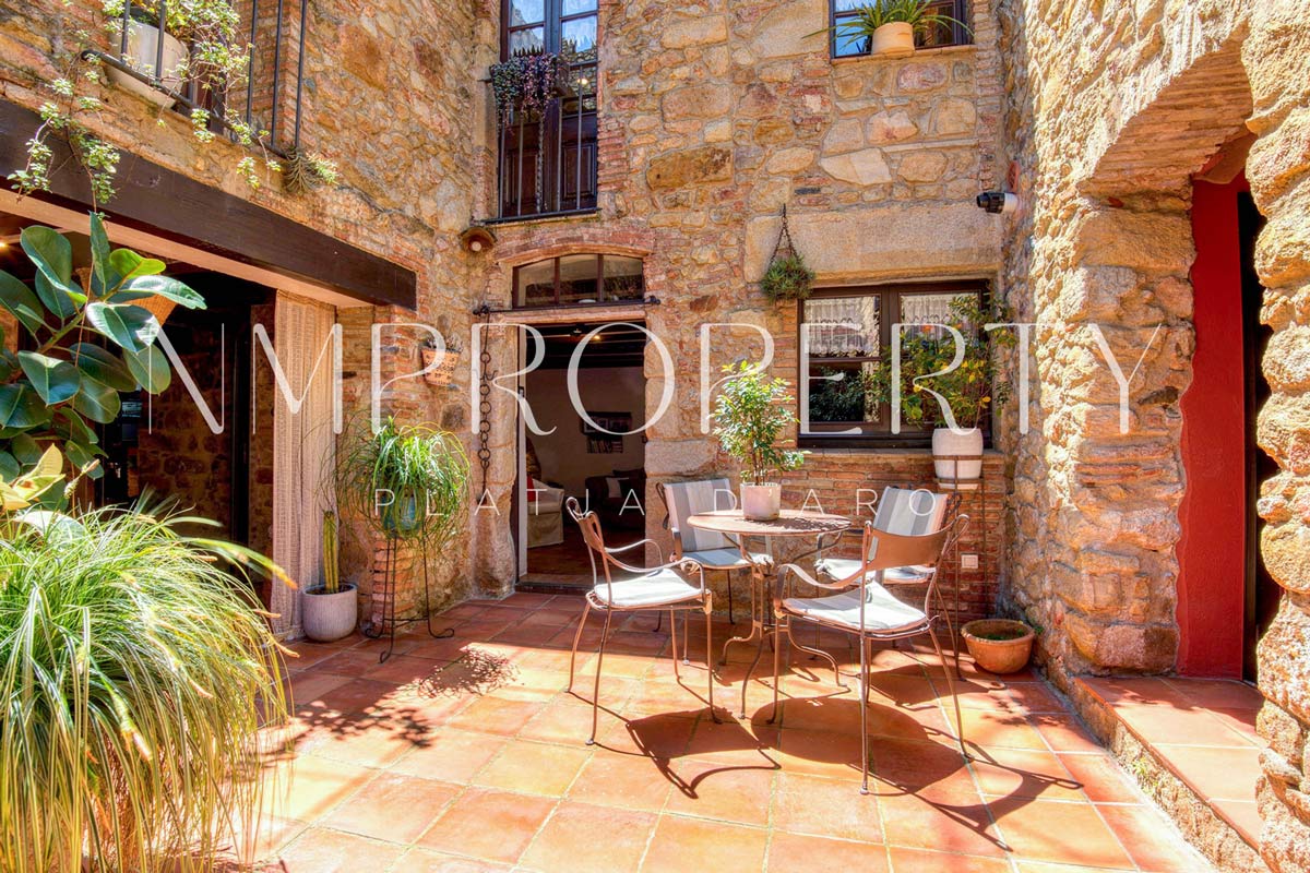 Chalet rústico con jardín, terraza panorámica y garaje a minutos de la playa