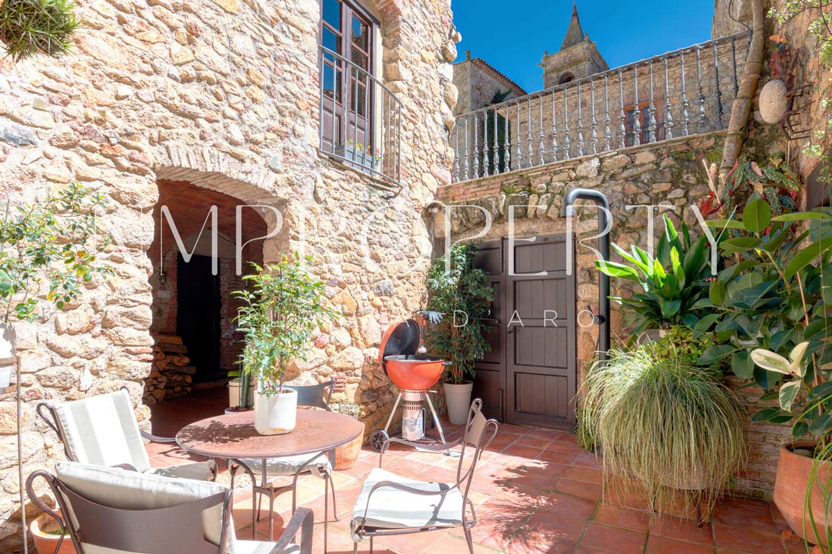 Chalet rústico con jardín, terraza panorámica y garaje a minutos de la playa