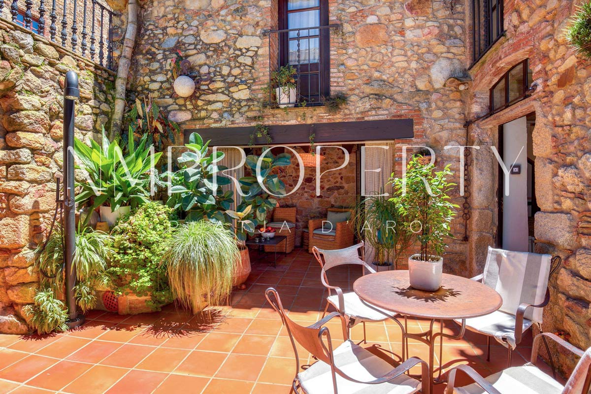 Chalet rústico con jardín, terraza panorámica y garaje a minutos de la playa