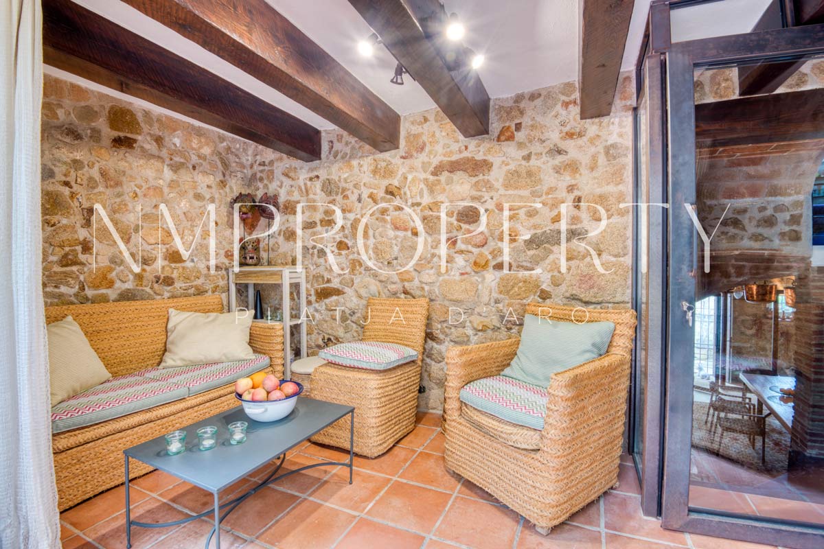 Chalet rústico con jardín, terraza panorámica y garaje a minutos de la playa