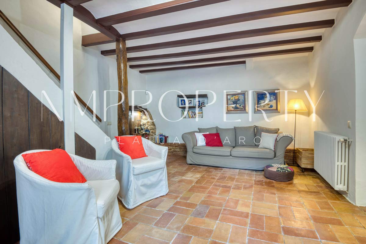 Chalet rústico con jardín, terraza panorámica y garaje a minutos de la playa