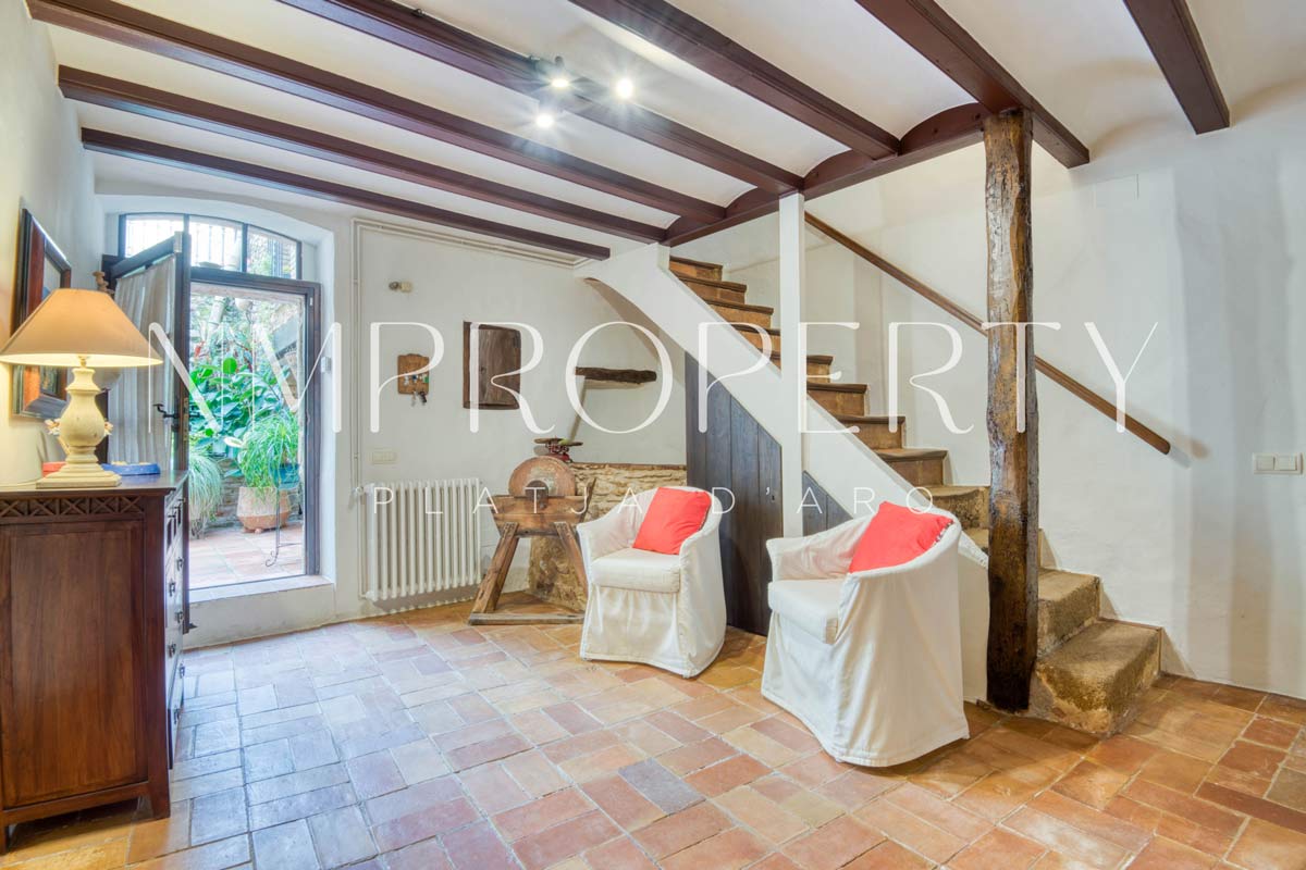 Chalet rústico con jardín, terraza panorámica y garaje a minutos de la playa